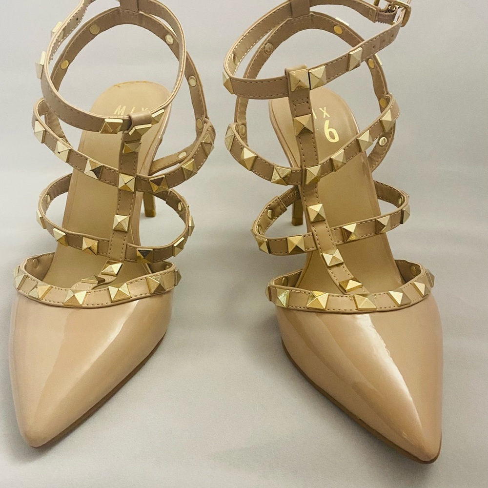 Super cute Mix six nude pumps in a size 8M